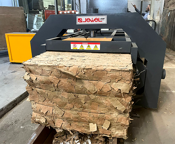 Système de mise en balles de déchets entièrement automatique pour une usine de cartons russe